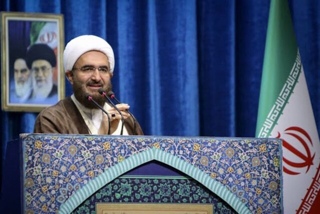 گلایه‌ خطیب نماز جمعه تهران از مجلس برای تصویب تعطیلی شنبه‌ها 