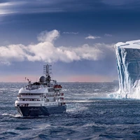 لحظه برخورد کشتی باری با کوه یخی ۳۰۰ تنی و شکافتن کوه یخی