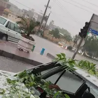 عکس/ شکستن شیشه خودروها بر اثر بارش تگرگ در مشهد