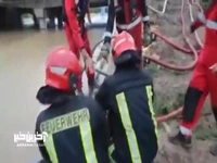 ویدیویی از حضور آتش‌نشانان مشهدی برای نجات شهروندان گرفتار در آب