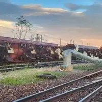 تصاویر ترسناک از خارج شدن قطارهای باری از ریل در پی وزش باد شدید