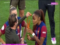 پخش مدال ها مثل شکلات بین بازیکنان در جشن قهرمانی زنان بارسلونا 