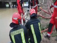 ویدئویی تکان‌دهنده از حضور آتش‌نشانان مشهدی برای نجات شهروندان گرفتار در آب