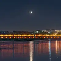 جلوه‌گری ماه بر فراز طولانی ترین پل تاریخی زاینده‌رود