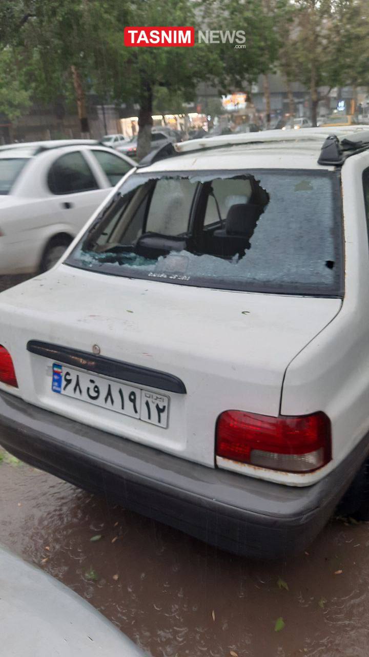 عکس/ شکستن شیشه خودروها بر اثر بارش تگرگ در مشهد
