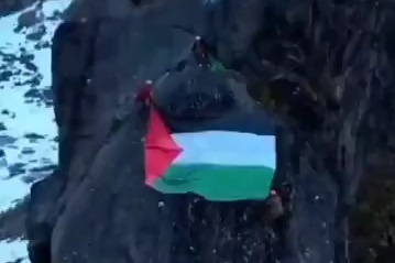 برافراشتن پرچم فلسطین بر بام کوه Svolvær نروژ در همبستگی با مردم غزه