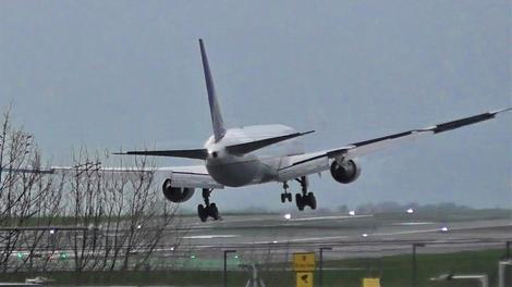 فرود عجیب و استثنایی بوئینگ 767 در باد و باران