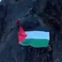 برافراشتن پرچم فلسطین بر بام کوه Svolvær نروژ در همبستگی با مردم غزه