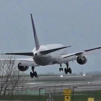 فرود عجیب و استثنایی بوئینگ ۷۶۷ در باد و باران 