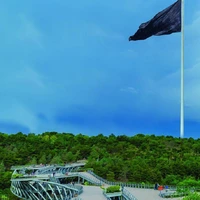 عکس/ برافراشته شدن پرچم عزا در بزرگ‌ترین برج پرچم کشور
