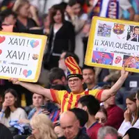 شعار هواداران بارسلونا علیه رئیس و حمایت از ژاوی