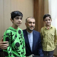 عکس/ شهید «حسین امیرعبداللهیان»؛ وزیر امورخارجه در کنار دو پسرش