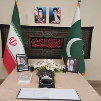حضور نخست‌وزیر پاکستان در سفارت ایران/ امضای دفتر یادبود آیت‌الله رئیسی
