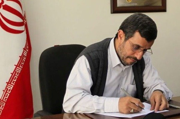 احمدی نژاد به رهبر انقلاب تسلیت گفت
