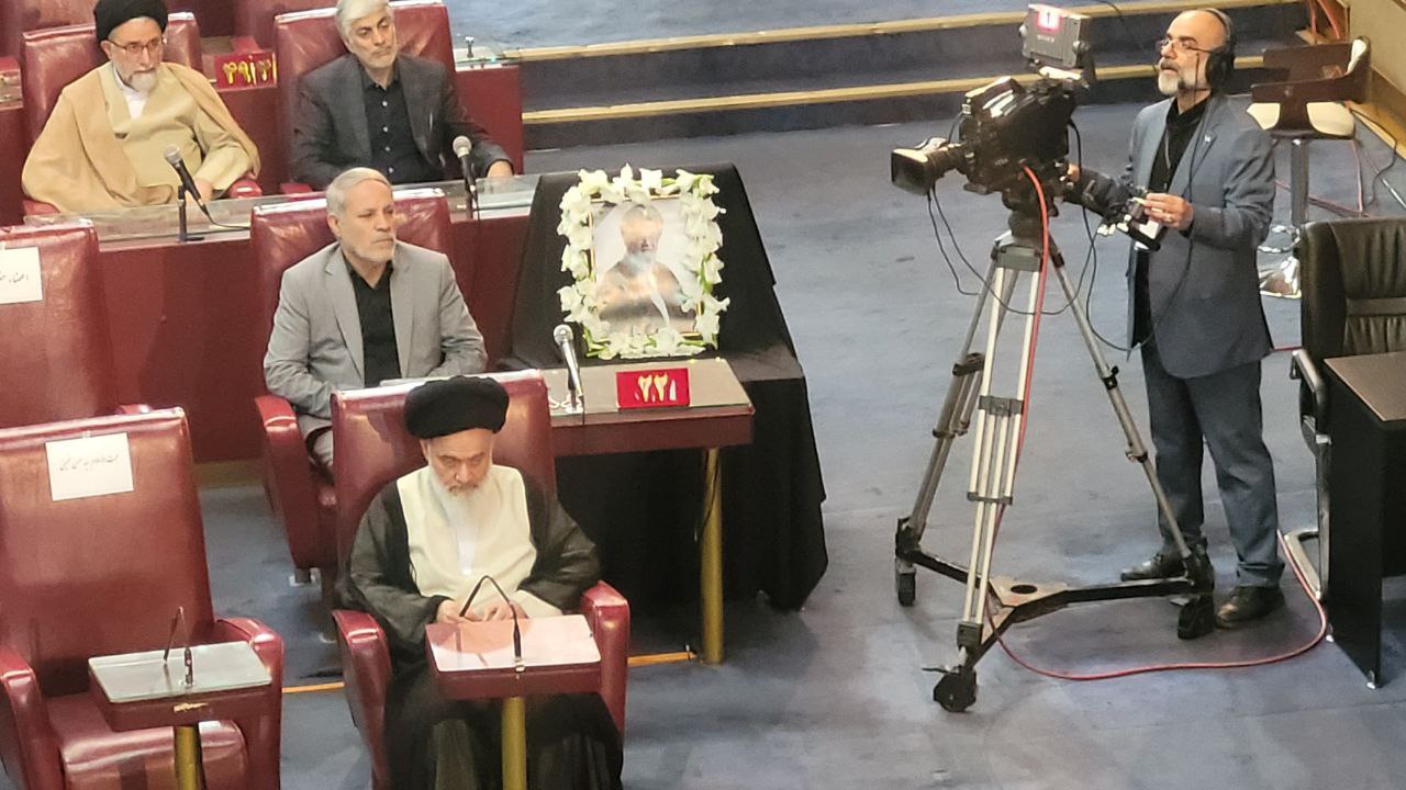 عکس/ جای خالی «آیت‌الله رئیسی» و «آیت الله آل هاشم» در جلسه خبرگان