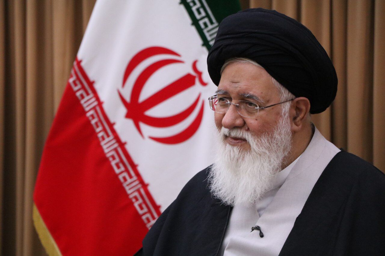 وداع آیت‌الله علم‌الهدی باپیکر شهید رئیسی