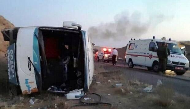 مصدومیت ۱۱ مسافر در پی واژگونی اتوبوس 