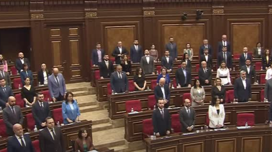 یک دقیقه سکوت در پارلمان ارمنستان به یاد شهدای سانحه بالگرد رئیس‌جمهور ایران