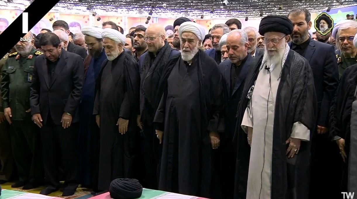 آخرین دیدار رهبر انقلاب با رئیس جمهور شهید؛ آیت‌الله خامنه‌ای بر پیکر شهید رئیسی و همراهان نماز خواندند