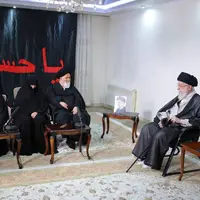 عکس/ تصویری از حضور امشب رهبر انقلاب اسلامی در منزل رئیس‌جمهور شهید رئیسی