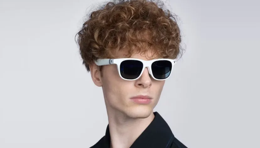 این عینک هوشمند، نمایشگر 135 اینچ 120 هرتز دربرابر چشم‌ها قرار می‌دهد