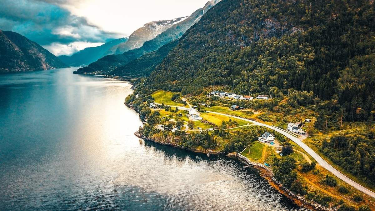 پرواز مسحور کننده بر فراز صخره ها در نروژ