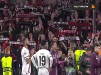 تشویق ژابی آلونسو توسط تماشاگران بایرلورکوزن پس از شکست در فینال لیگ اروپا