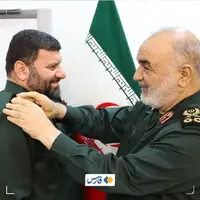 عکس/ تصویری از اعطای درجه سرتیپ دومی به شهید سید مهدی موسوی توسط فرمانده کل سپاه