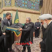عکس/ نشان و لباس خادمی آستان قدس رضوی به خانواده شهید امیرعبداللهیان اعطا شد