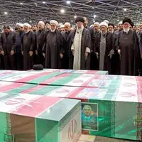 قاب‌های متفاوت و دیده‌نشده‌ای از مراسم اقامه نماز رهبر انقلاب بر پیکر رئیس‌جمهور شهید
