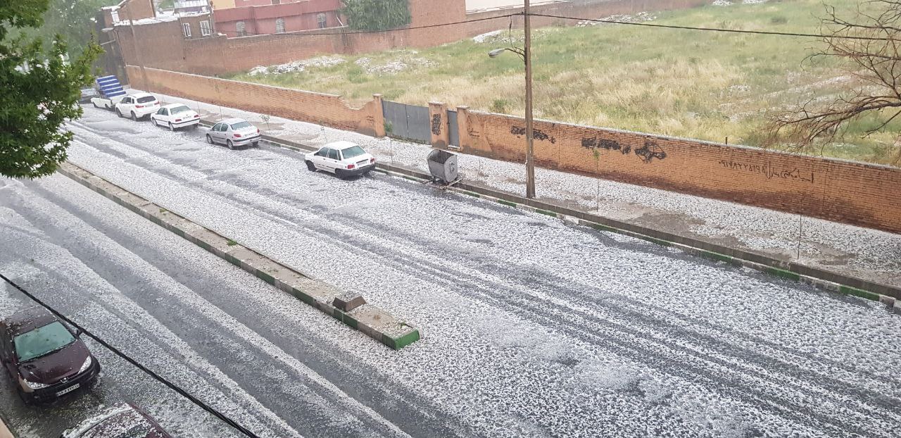 بارش شدید تگرگ در ارومیه خیابان‌ها را سفیدپوش کرد