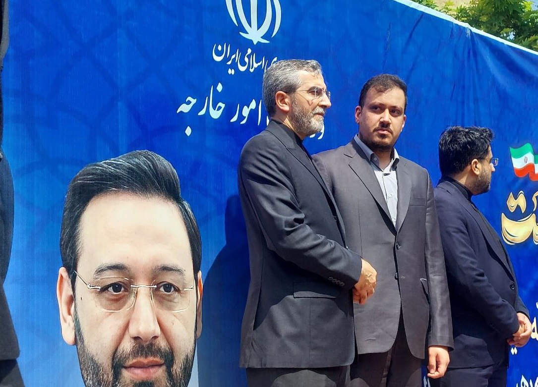 عکس/ فرزند شهید امیرعبداللهیان در کنار علی باقری، سرپرست وزارت خارجه در مراسم تشییع