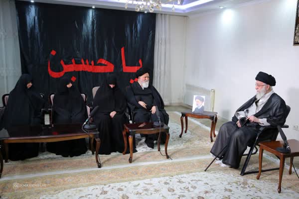 تصاویری از حضور رهبر انقلاب در منزل شهید رئیسی
