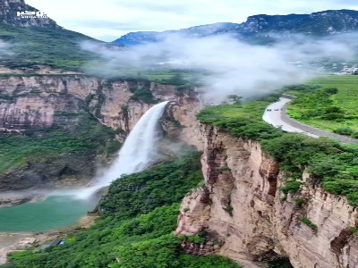 آبشاری چشمگیر در استان هوبیِ چین