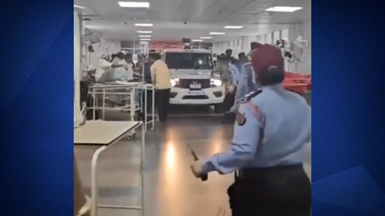 ورود خودرو پلیس هند به داخل اتاق‌های بیمارستان!