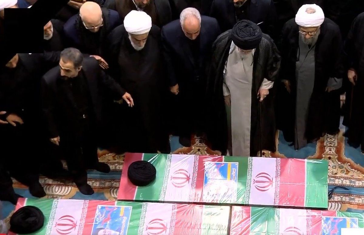 اشاره محمود کریمی به برخورد رهبر انقلاب در هنگام خواندن نماز بر پیکر شهید رئیسی: آقا داشتند یک تنه کار را جمع می کردند