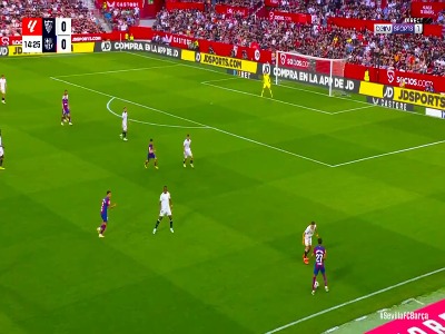 گل اول بارسلونا به سویا توسط رابرت لواندوفسکی در دقیقه 15