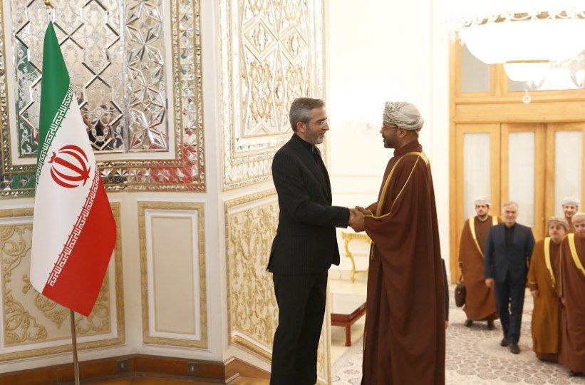 استقبال باقری از وزیر خارجه عمان در محل وزارت خارجه