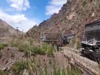 فیلمی از تلاش‌ها برای برگشت قطار باری خوی به ریل