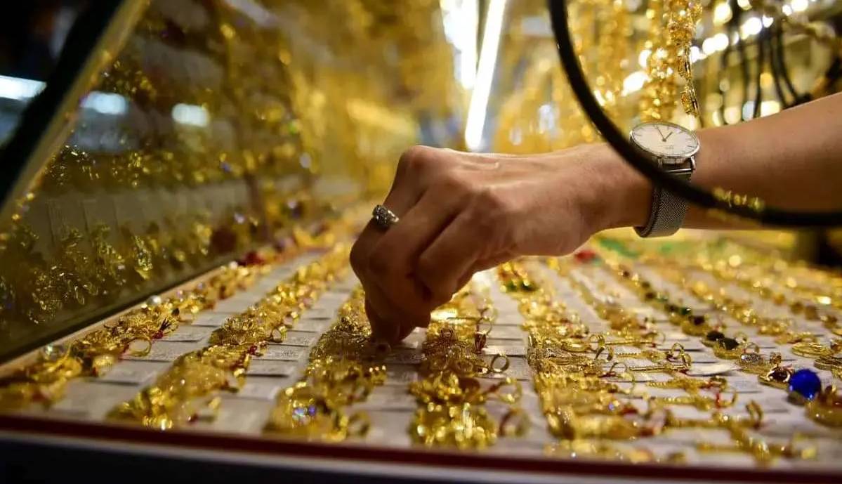 کاهش قیمت طلا و سکه با نگاه به تحرکات انس جهانی
