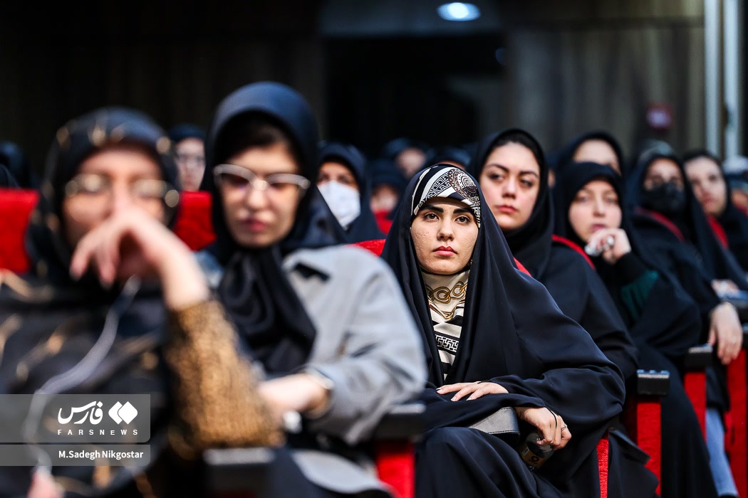 عکس/ سخنرانی فرزند رئیس جمهور شهید در مراسم شهدای خدمت دانشگاه شریف