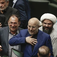 عکس/ ادای احترام متفاوت قالیباف در صحن علنی مجلس