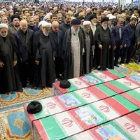 تصاویر متفاوت از مراسم اقامه نماز رهبر انقلاب بر پیکر رئیس‌جمهور شهید
