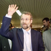 ثبت نام انتخاباتی ۱۳۸۴؛ حضور علی لاریجانی در وزارت کشور