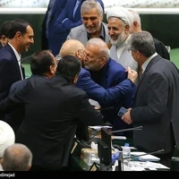 عکس/ دیده بوسی قالیباف و متکی در صحن علنی مجلس