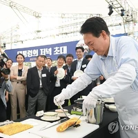 تصاویر متفاوت از رئیس جمهور کره درحال آشپزی در کنفرانس مطبوعاتی