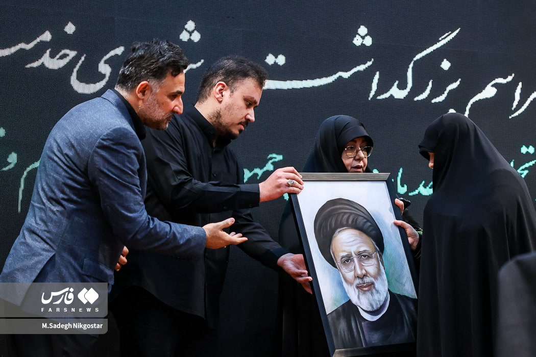 عکس/ سخنرانی فرزند رئیس جمهور شهید در مراسم شهدای خدمت دانشگاه شریف