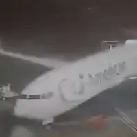 طوفانی در تگزاس هواپیمای مسافربری را جابه‌جا کرد!