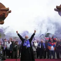 اسقف اعظم کلیسای ارمنستان در تظاهرات مخالفان نخست وزیر در ایروان