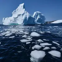 عکس/ شناور شدن کوه یخ غول‌‎پیکر در پی گرمای هوا